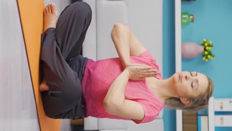Video-Vertical-De-Una-Mujer-Atleta-Meditando.